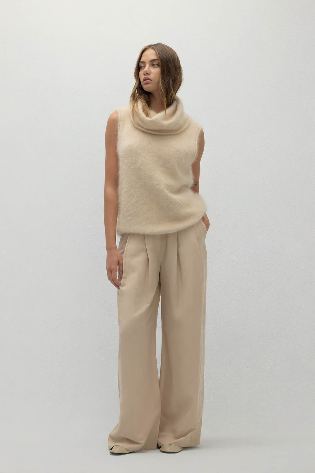 CHIARA SLEEVELESS TURTLENECK SWEATER